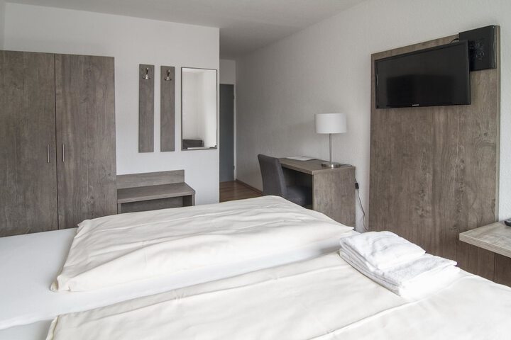 Room 4 of 33