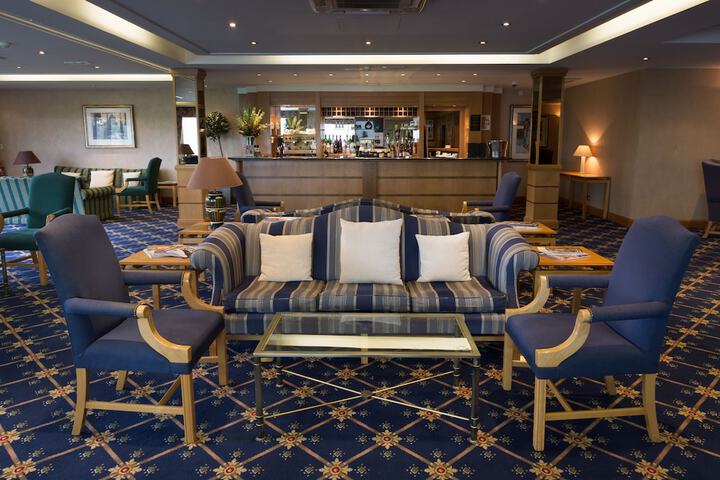 Lounge 77 of 84