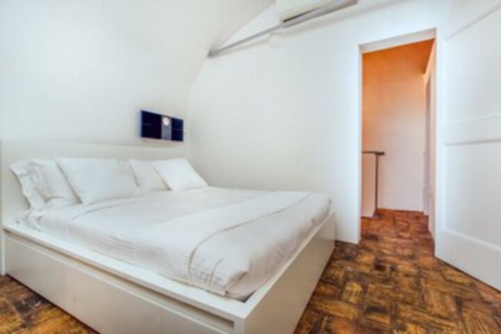 Room 9 of 16