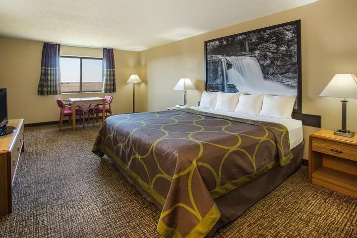 1 Queen Bed (12 of 12)