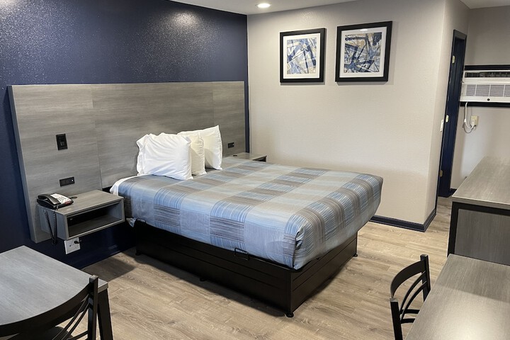 1 Queen Bed (12 of 14)