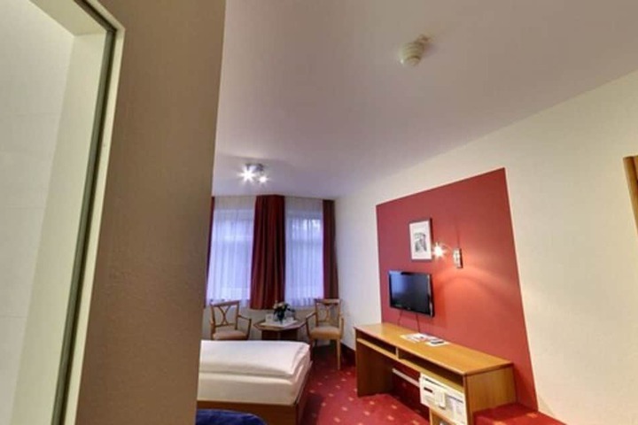 Room 6 of 36