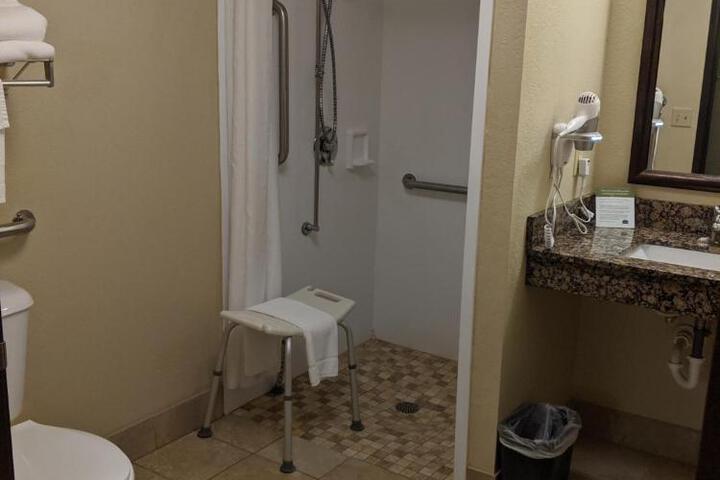 1 Queen Bed Accessible Room (14 of 14)