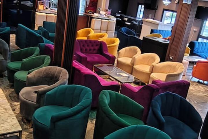 Lounge 81 of 99
