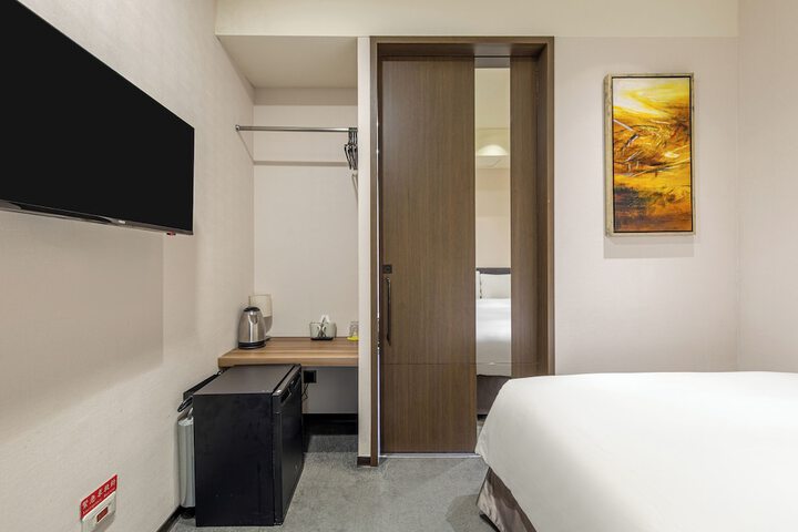 Room 102 of 162