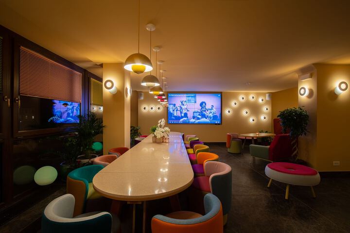 Lounge 80 of 153