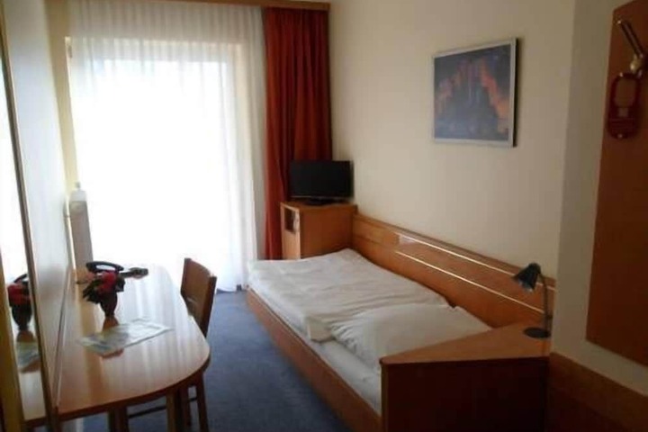 Room 16 of 62