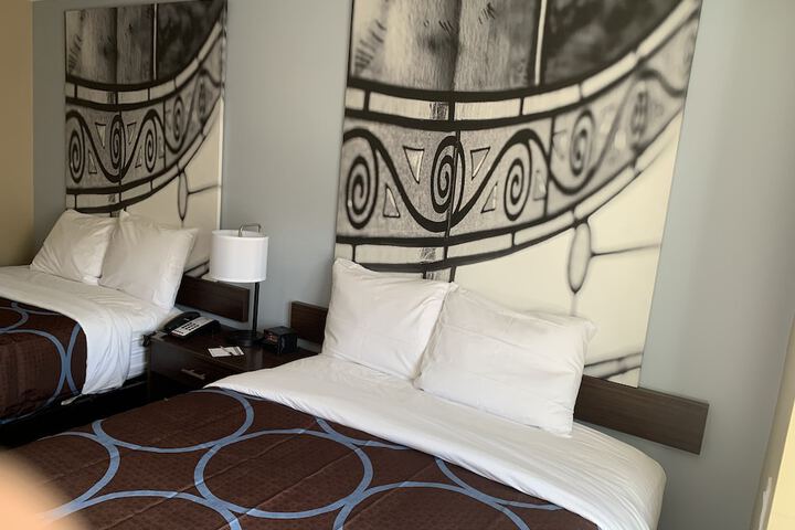 1 Queen Bed (3 of 18)