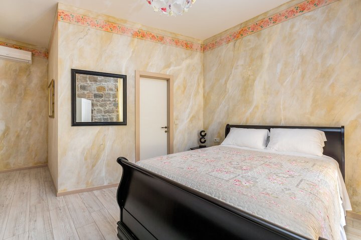 Room 15 of 52