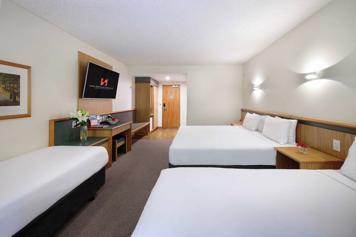 Room 9 of 25