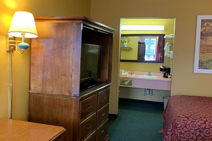 2 Queen Beds (2 of 13)