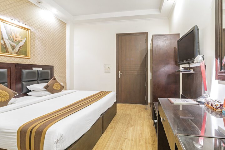 Room 13 of 32