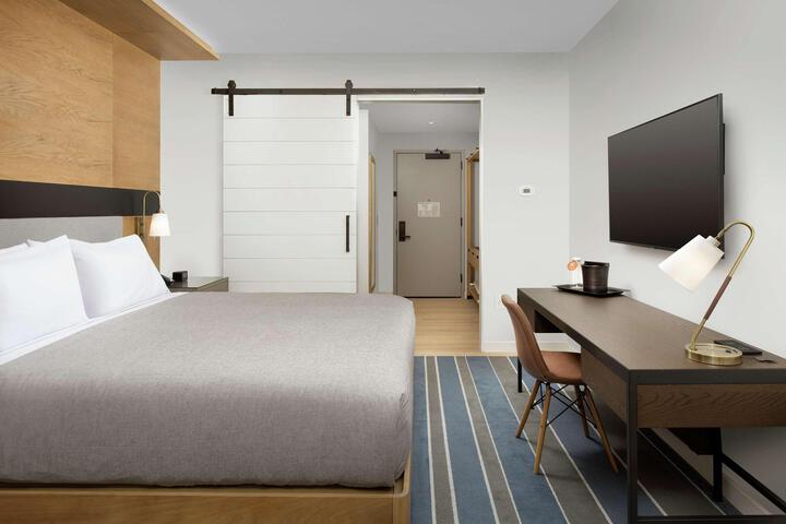 1 King Bed (13 of 19)
