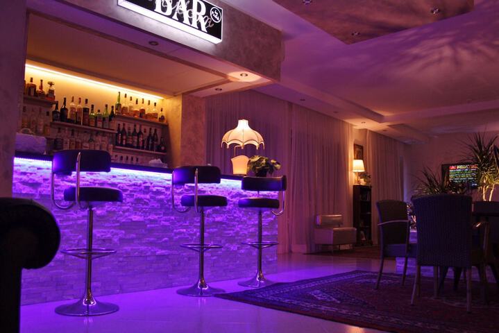 Lounge 38 of 54