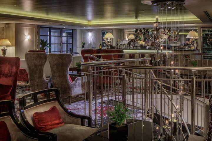 Lounge 94 of 130