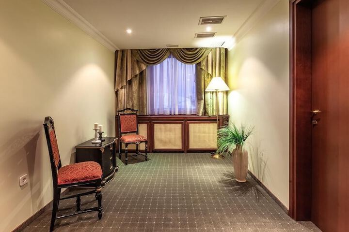 Room 9 of 34