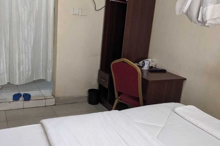 Room 4 of 16