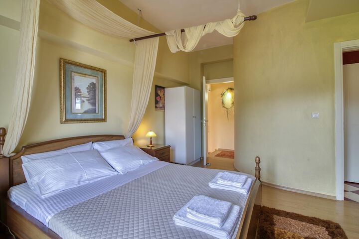 Room 2 of 35