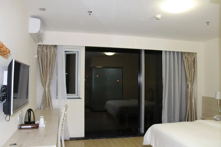 Room 10 of 18
