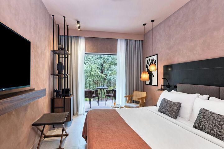 Room 43 of 170
