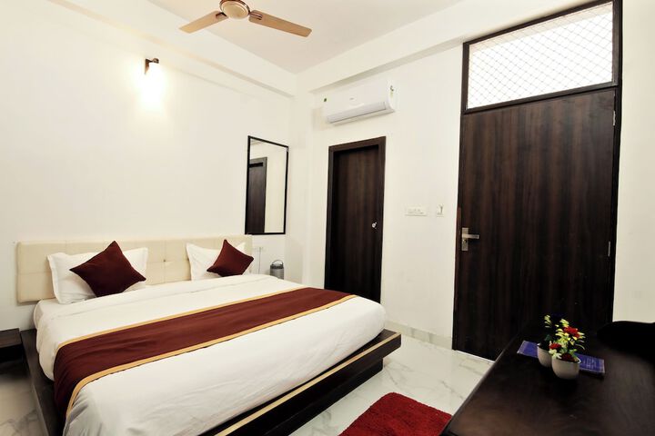 Room 12 of 32