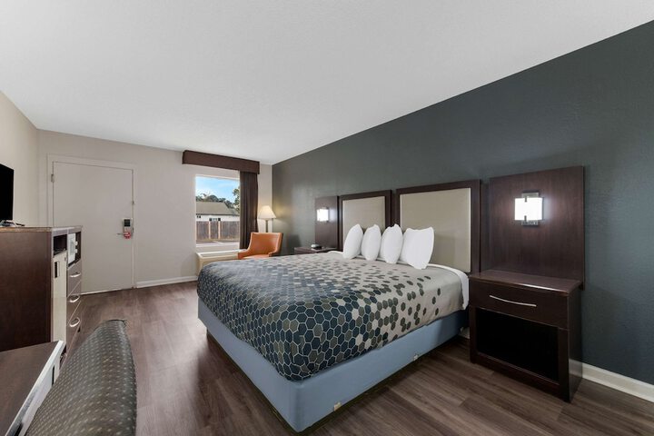 Room 11 of 42