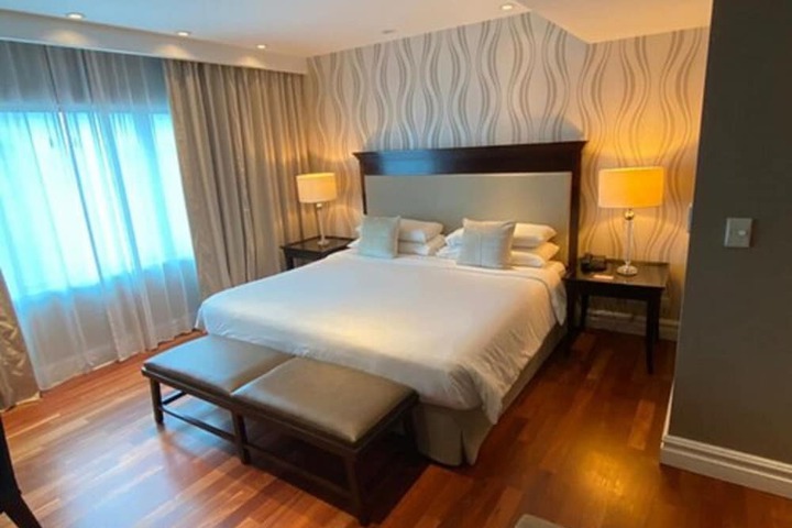 Room 7 of 99