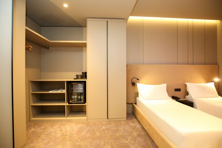 Room 13 of 29