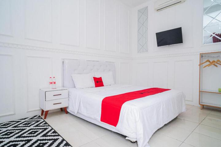 RedDoorz Syariah at Aura Homestay