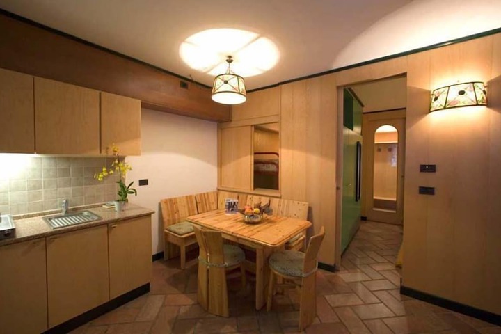 Room 10 of 33
