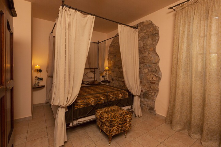 Room 14 of 32