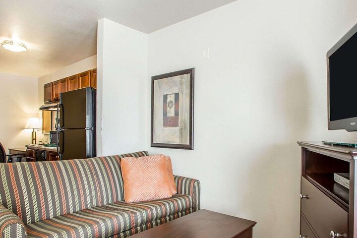 1 King Bed Business Room Efficiency Suite Upgrade (23 of 30)