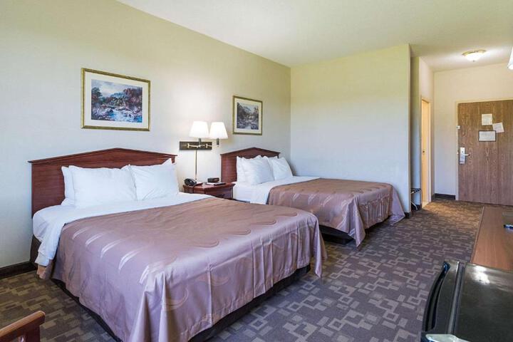 2 Queen Beds (1 of 8)