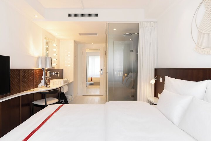 Room 8 of 84