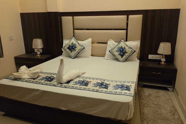 Room 4 of 8