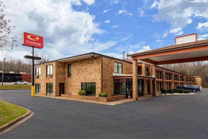 Exterior of ECONO LODGE INN & SUITES
