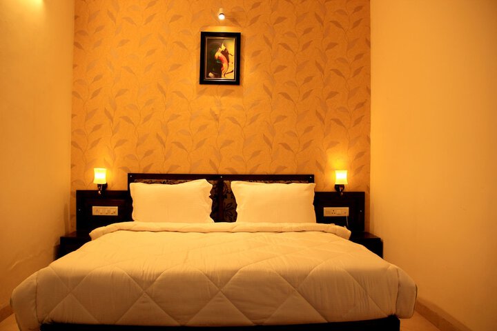 Room 6 of 13