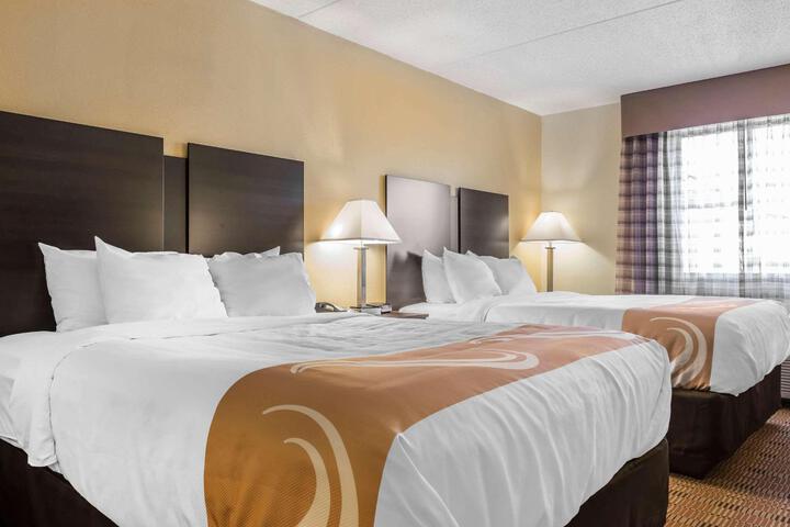 1 Queen Bed (16 of 17)