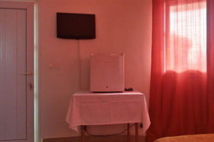 Room 8 of 10