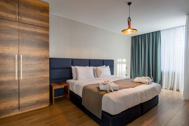 Room 8 of 18
