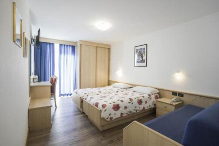 Room 33 of 53