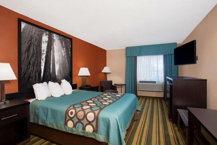 1 Queen Bed (12 of 16)