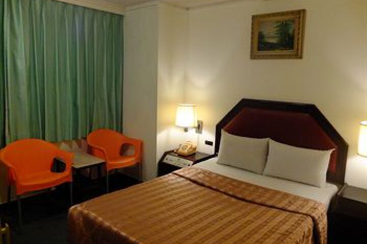 Room 9 of 19