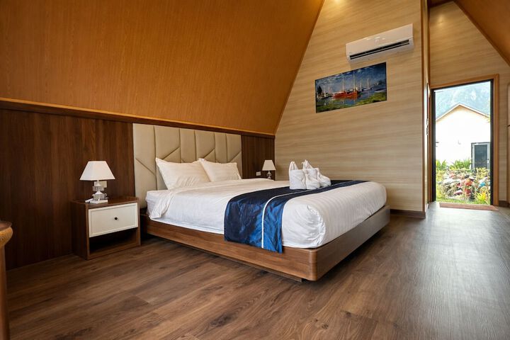 Room 32 of 49