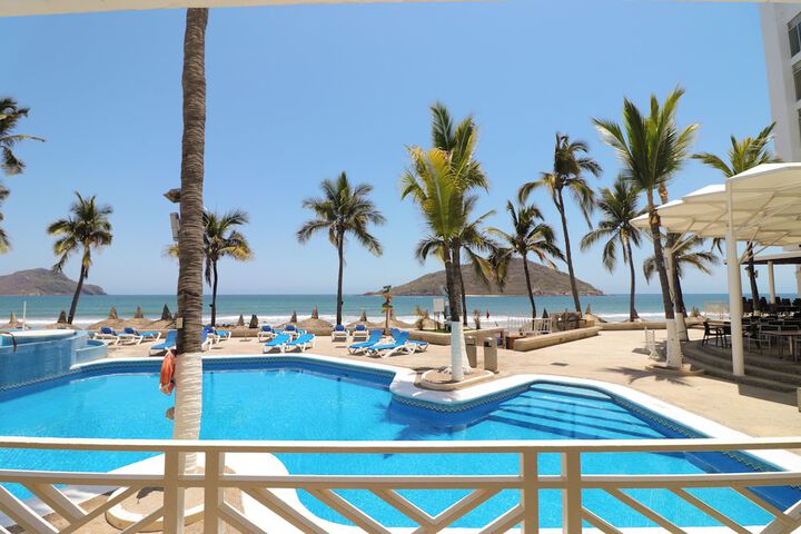 Hotel Pool