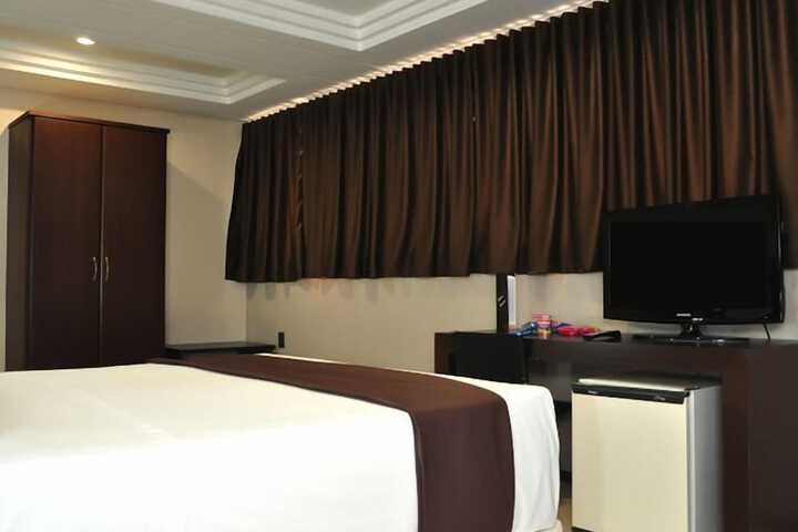 Room 10 of 42