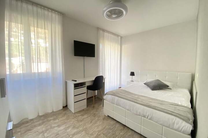 Room 14 of 32