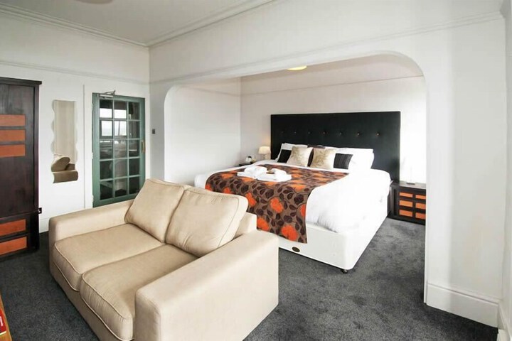 Room 9 of 15
