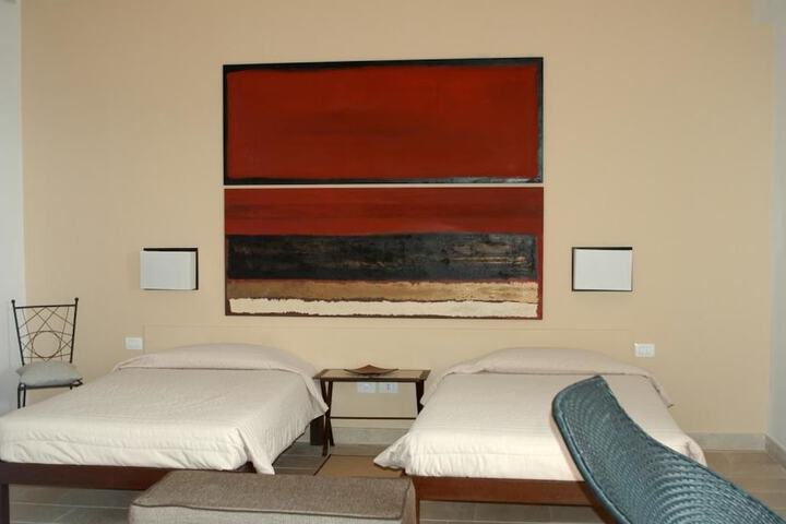 Room 3 of 115