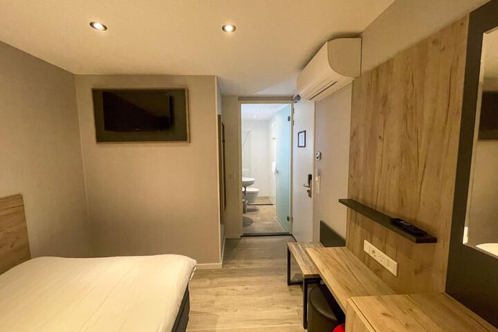 Room 17 of 33